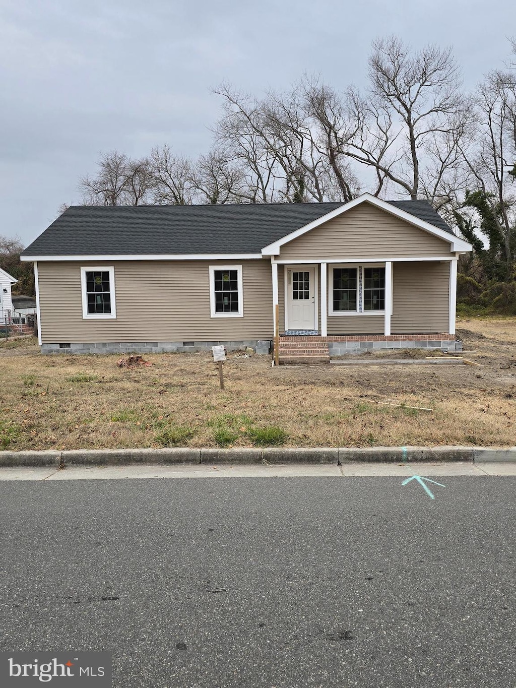 view of front of house featuring a porch and a front lawn