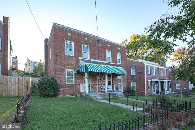 view of front of house featuring a front yard