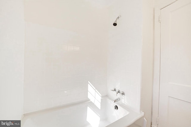 bathroom featuring tiled shower / bath combo