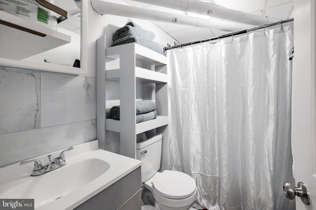 bathroom with a shower with shower curtain, vanity, and toilet