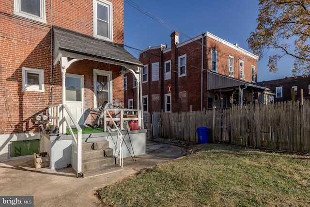 exterior space featuring a front yard