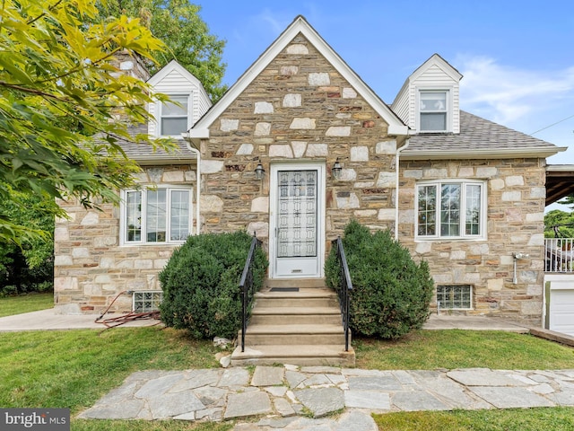 view of front of home featuring a front lawn