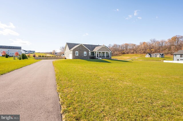 ranch-style house featuring a front yard