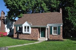 view of front of home featuring a front yard