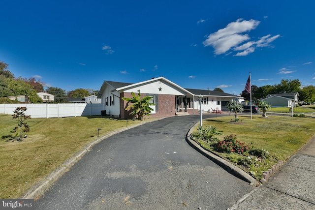 view of front of home featuring a front yard