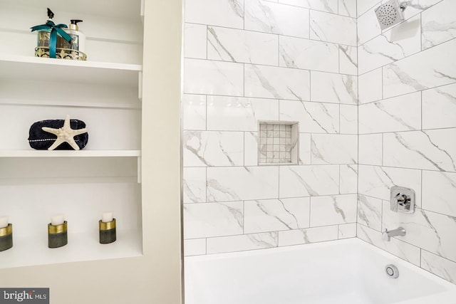 bathroom featuring tiled shower / bath combo