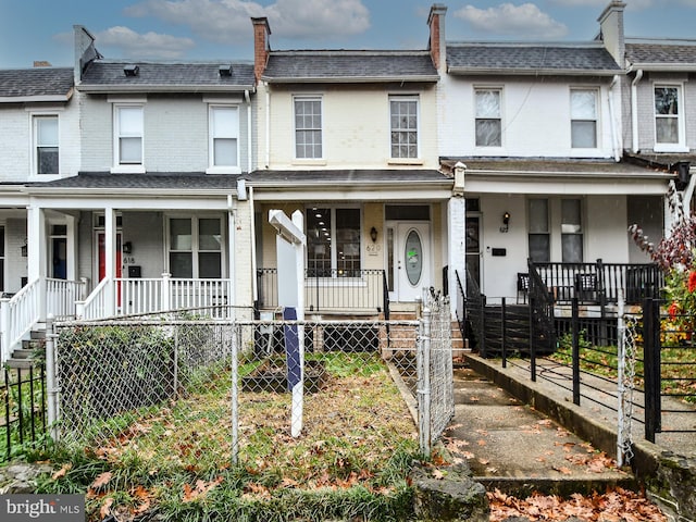 townhome / multi-family property featuring covered porch