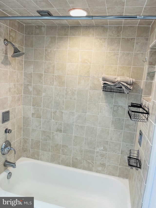 bathroom with tiled shower / bath combo