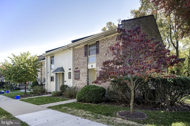 view of front of house with a front lawn