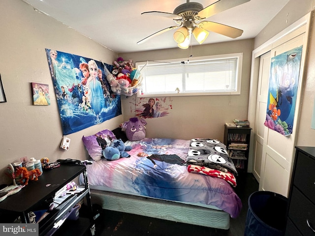 bedroom featuring ceiling fan