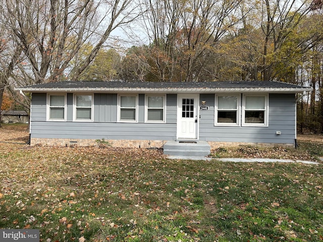 single story home featuring a front lawn