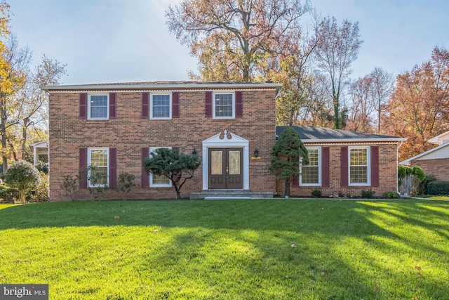 colonial home featuring a front lawn