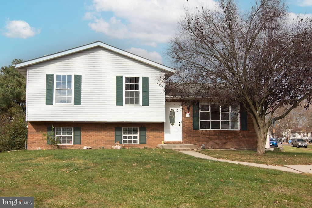 tri-level home with a front lawn