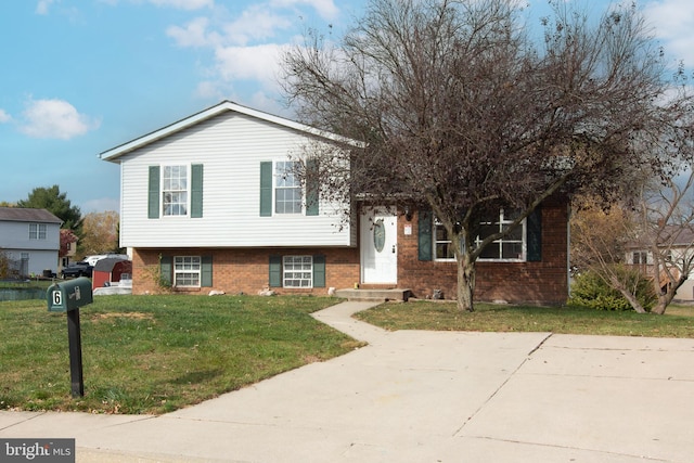 tri-level home featuring a front lawn