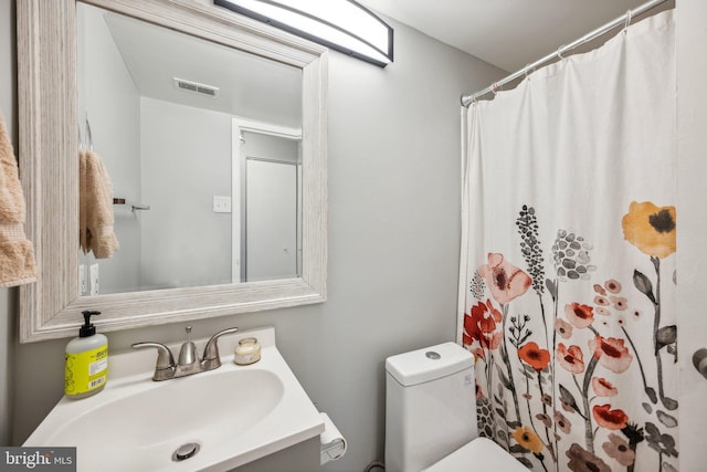 bathroom with a shower with curtain, vanity, and toilet