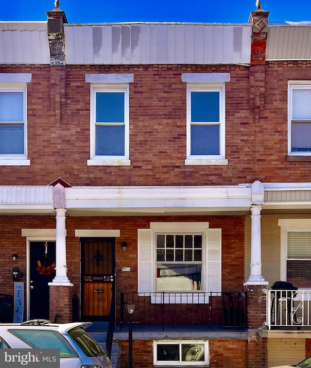 view of front of home featuring a porch