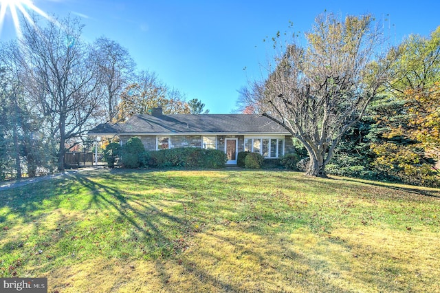 ranch-style house featuring a front yard