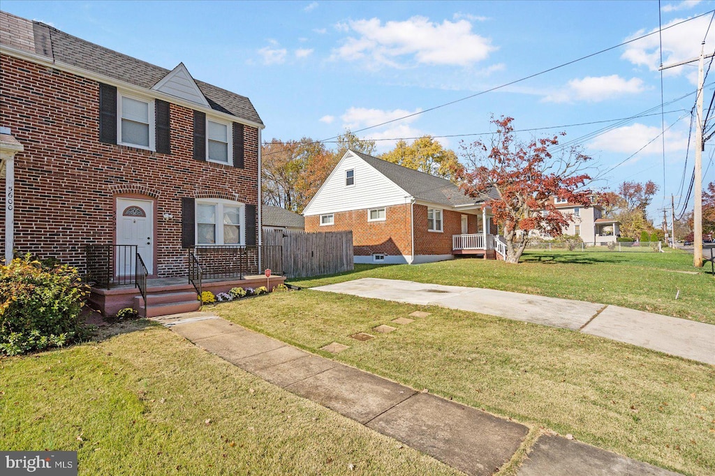 view of front facade featuring a front lawn