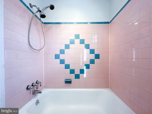 bathroom with tiled shower / bath