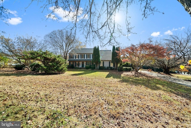 view of front of property with a front lawn