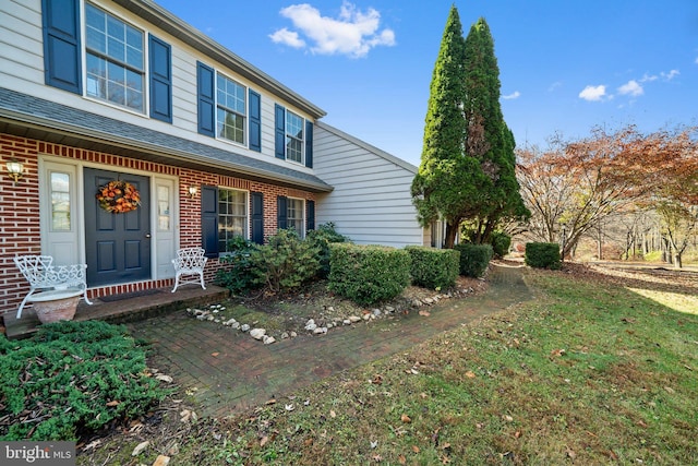 view of front of home with a front lawn