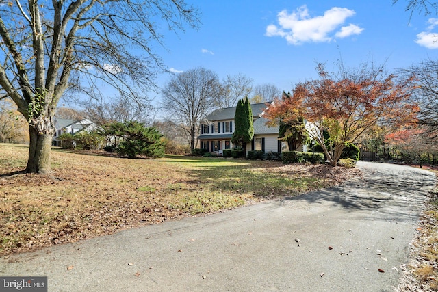 view of front facade featuring a front yard