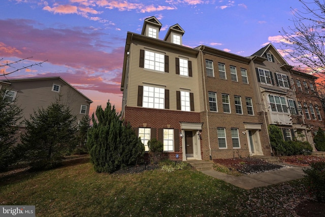 view of front of house featuring a lawn