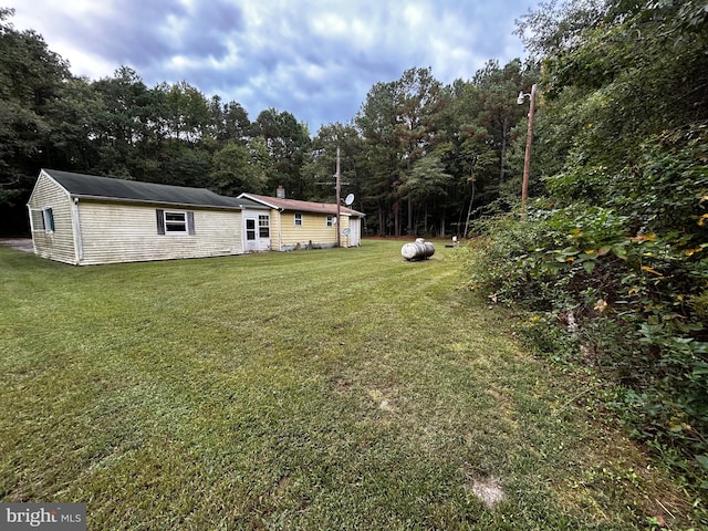 view of yard with a shed