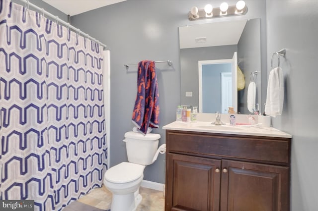 bathroom with a shower with shower curtain, vanity, and toilet