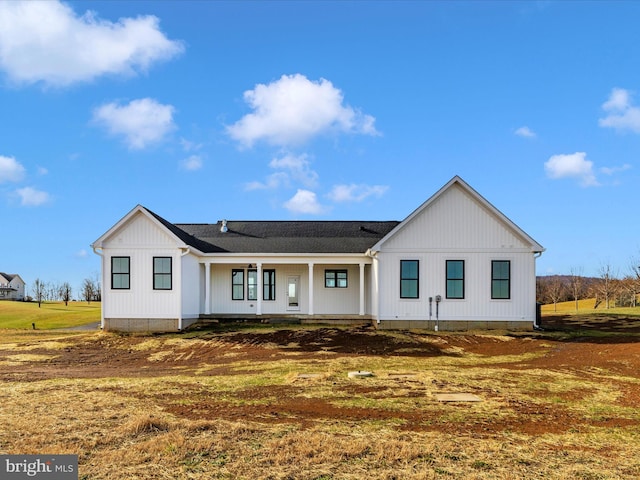 modern farmhouse style home featuring covered porch