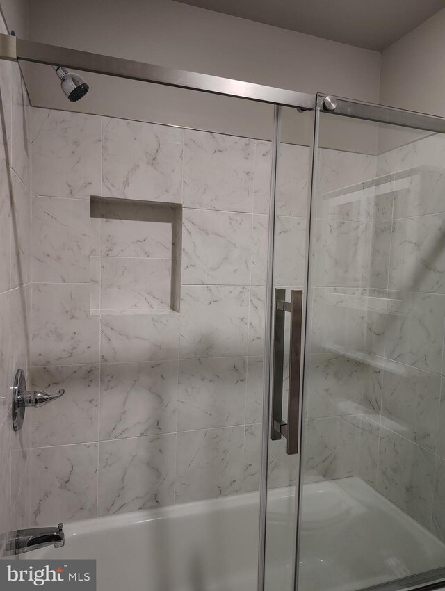 bathroom with enclosed tub / shower combo