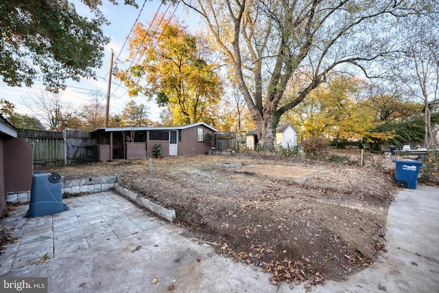 view of yard with a storage shed