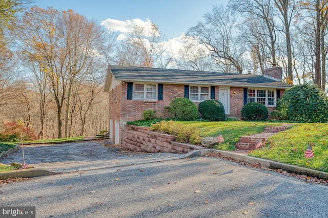 view of front of property with a front lawn