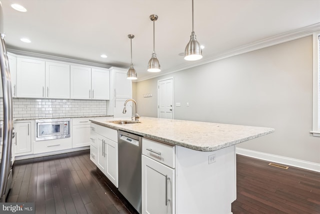 kitchen featuring stainless steel appliances, sink, an island with sink, dark hardwood / wood-style floors, and decorative light fixtures