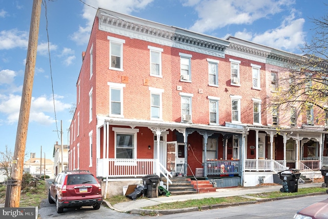 view of front of property featuring covered porch