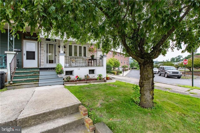 view of front of home with a front lawn and covered porch