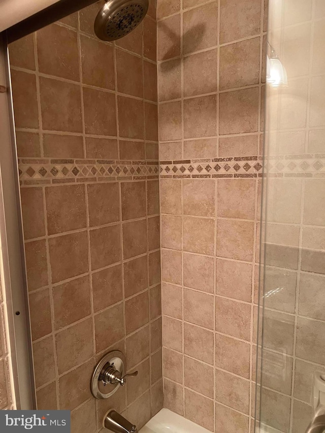 bathroom featuring tiled shower / bath combo