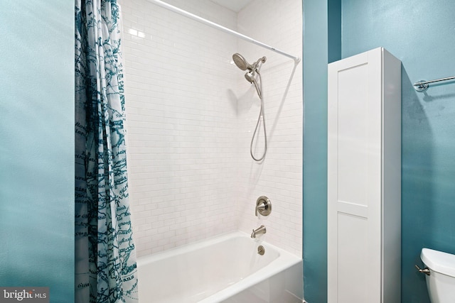 bathroom featuring toilet and shower / bath combo with shower curtain