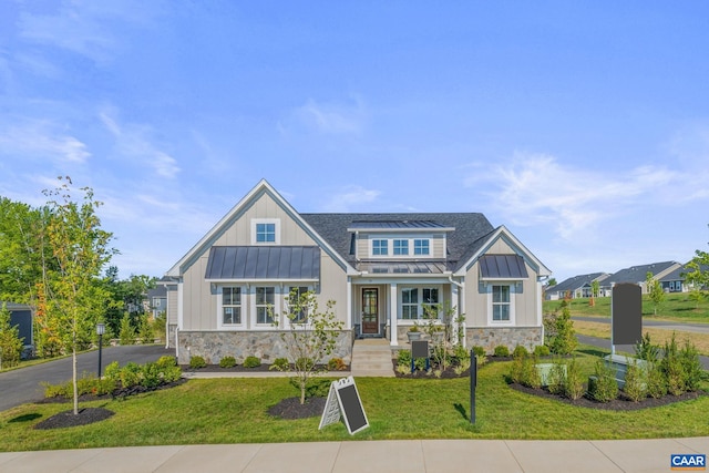 craftsman inspired home with a front yard and a porch