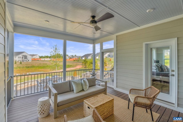 sunroom with ceiling fan