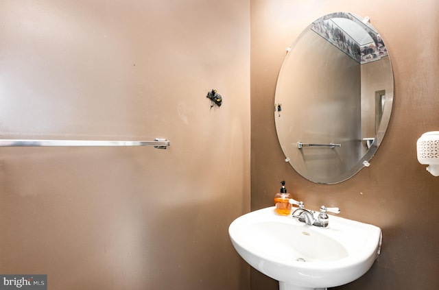 bathroom featuring sink