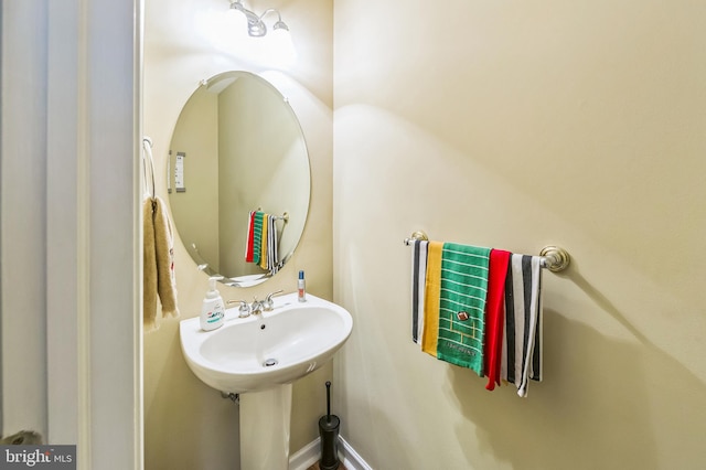 bathroom featuring sink