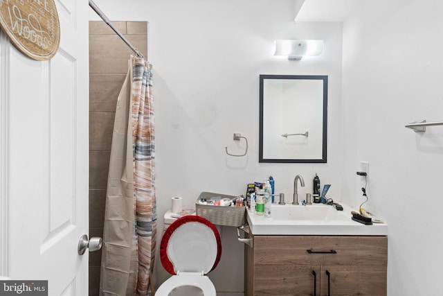 bathroom with a shower with curtain, vanity, and toilet