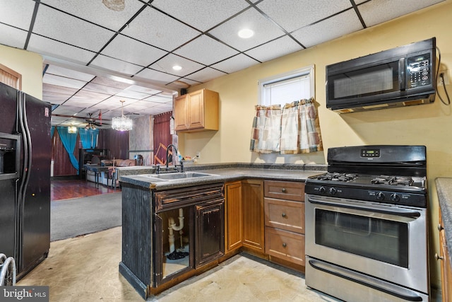 kitchen featuring a drop ceiling, kitchen peninsula, black appliances, sink, and ceiling fan