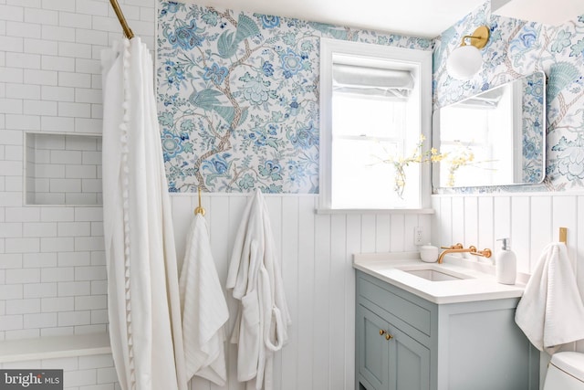 bathroom featuring a shower with shower curtain, vanity, and toilet