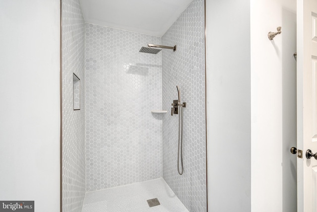 bathroom featuring tiled shower