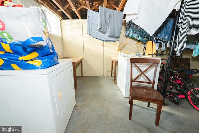 basement featuring washer / dryer