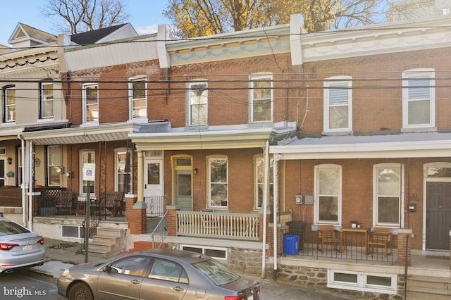 townhome / multi-family property featuring covered porch