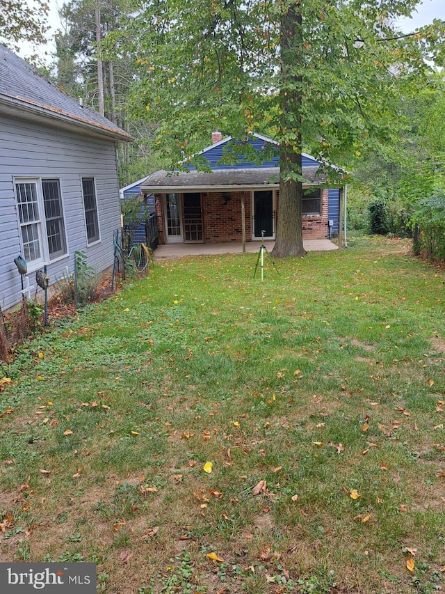 view of yard featuring a patio area