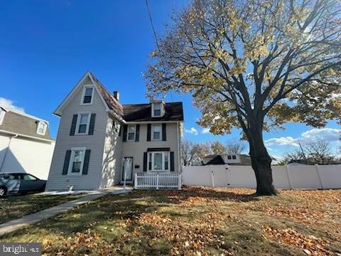 view of front of house with a front lawn